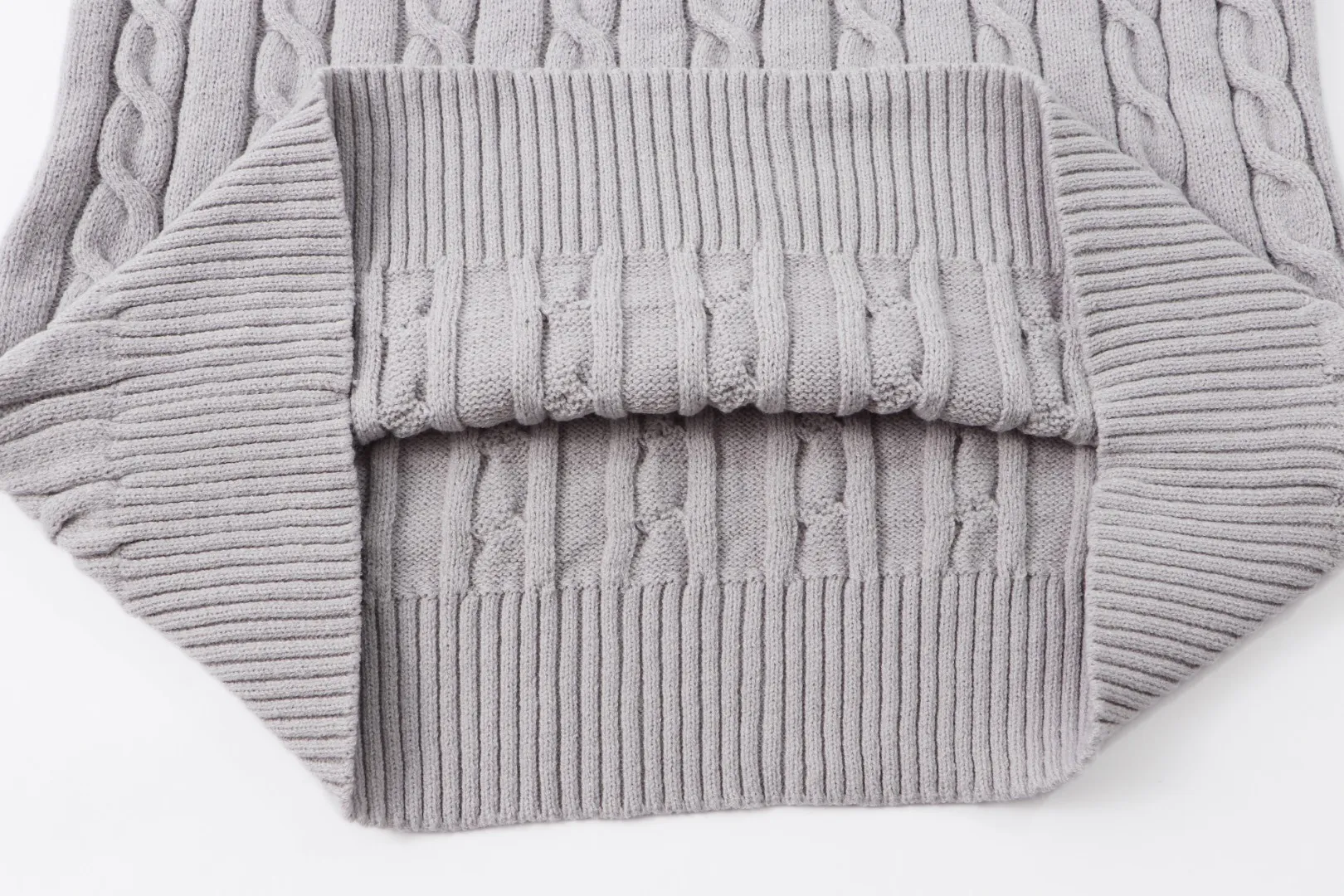 P210 [Ralph Lauren round neck solid color pony embroidery logo twist knitted sweater] ✅Ralph Lauren classic basic versatile knitted pullover crew neck sweater for men and women ✅Main supplier platform live broadcast Wholesale entity Replenish when out of stock will not be removed from the shelves ✅ZP quality 1:1 pattern making Scan the code to enter the GF website Counter quality ✅Detailed quality is the only one in Guangzhou Imported quality cotton yarn Focus on high-end cost-effective Good quality Needless to say ✅The version is restored to the original version. The maximum size can be worn up to 1105 pounds. Loose, comfortable and stress-free. ✅The upper body is simple and easy to match. A must-have for ootd. Good-looking clothes are never picky. A must-have in couples’ wardrobes. Size: S-XL. Color: black, white, gray, royal blue, pink, sky blue, khaki.